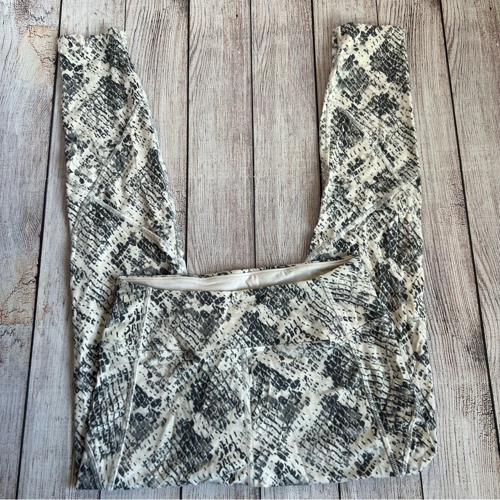 VS Pink Sport Snake Skin Leggings Small